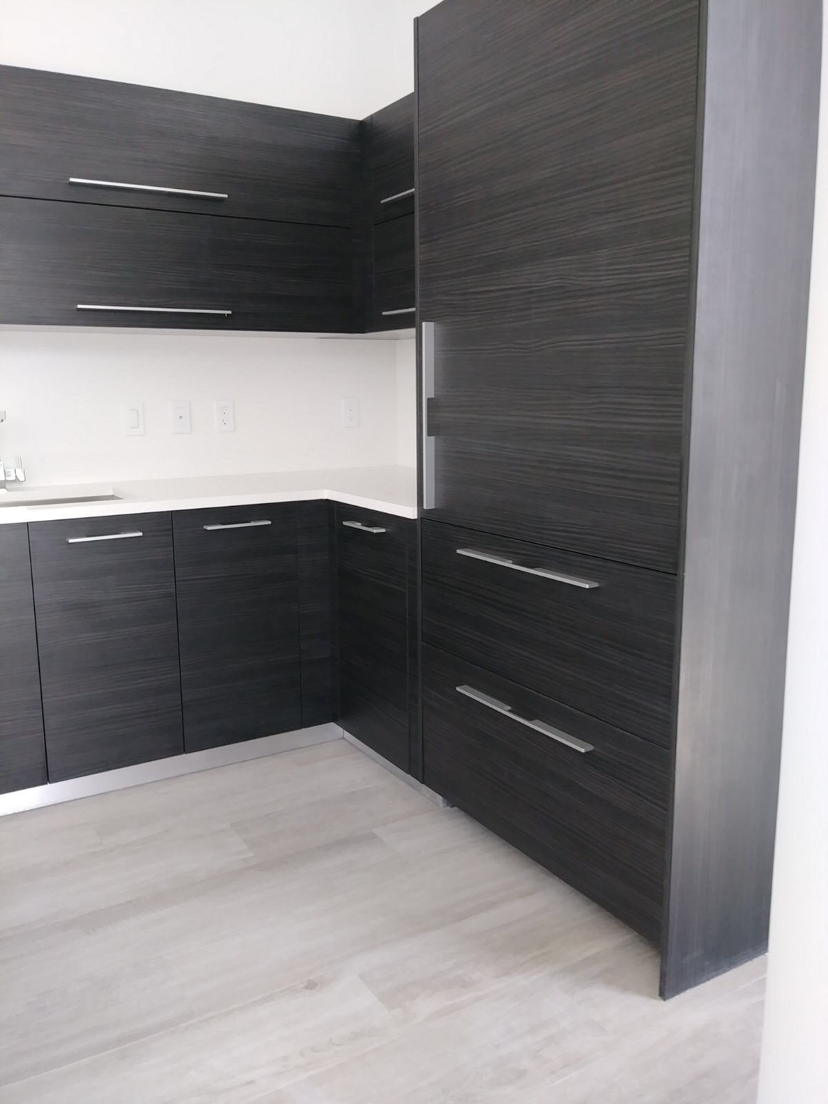 Charcoal wood-grain modern kitchen with white countertops